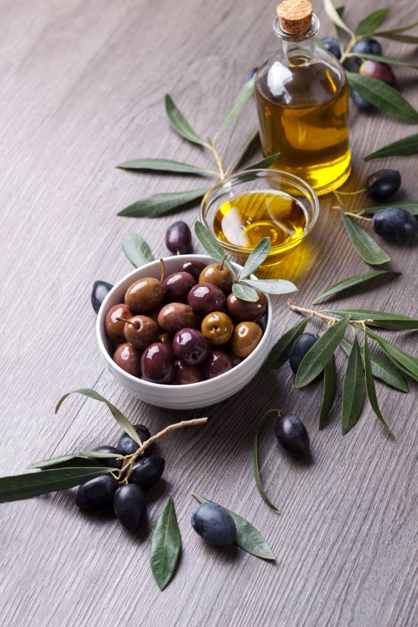 Bol d'olives et huile d'olive